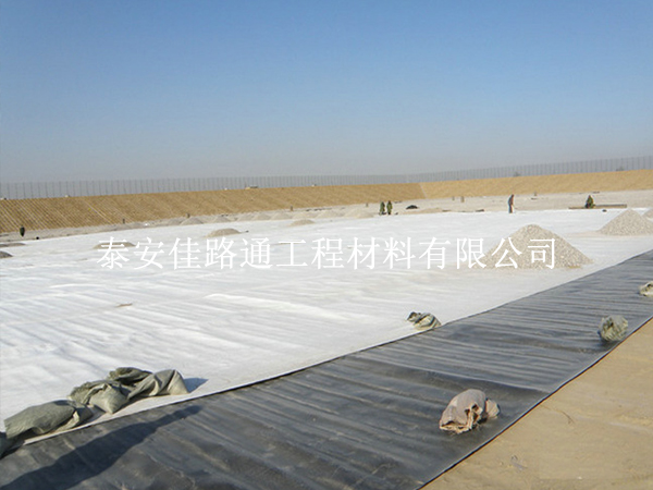 對HDPE復(fù)合土工膜的缺陷進(jìn)行修復(fù),提升完整性 對HDPE復(fù)合土工膜的缺陷進(jìn)行修復(fù),提升完整性