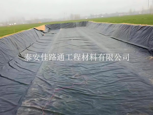 合理鋪設(shè)魚蝦養(yǎng)殖防滲膜可增強(qiáng)水質(zhì)控制