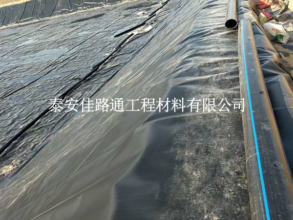 夏季鋪養(yǎng)殖防滲膜會(huì)“翻車”?掌握這4點(diǎn)施工穩(wěn)如泰山 夏季鋪養(yǎng)殖防滲膜會(huì)“翻車”?掌握這4點(diǎn)施工穩(wěn)如泰山
